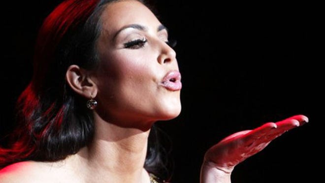 Kim Kardashian Blows Kiss 640